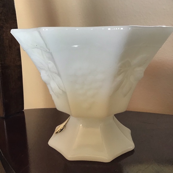 Vintage Milk Glass Anchor Hocking Grape Leaves Pedestal Dish - Picture 2 of 6